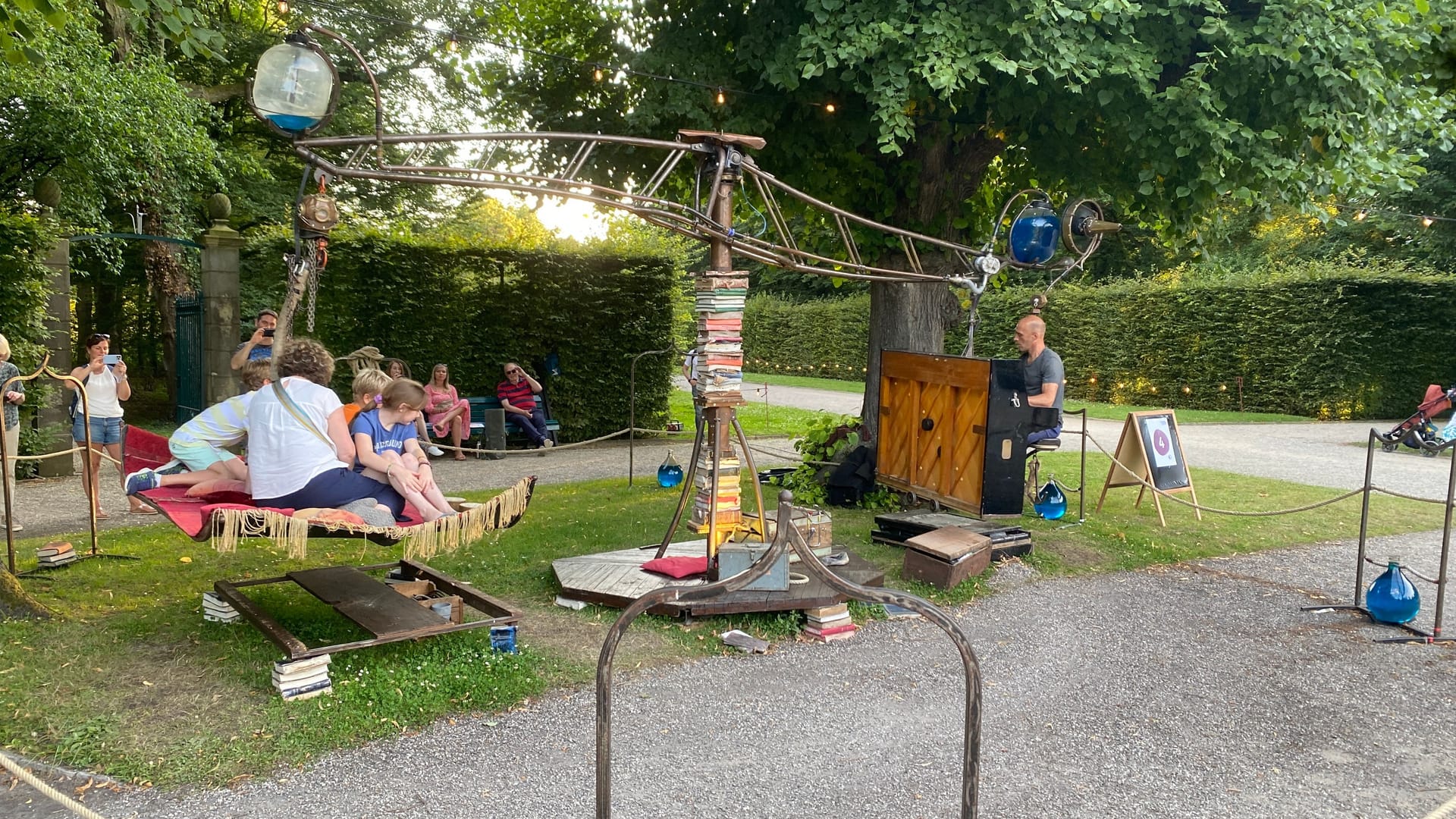 Kleines Fest im Großen garten: Im vergangenen Jahr begeisterten zum Beispiel ein fliegender Teppich und ein fliegendes Klavier.