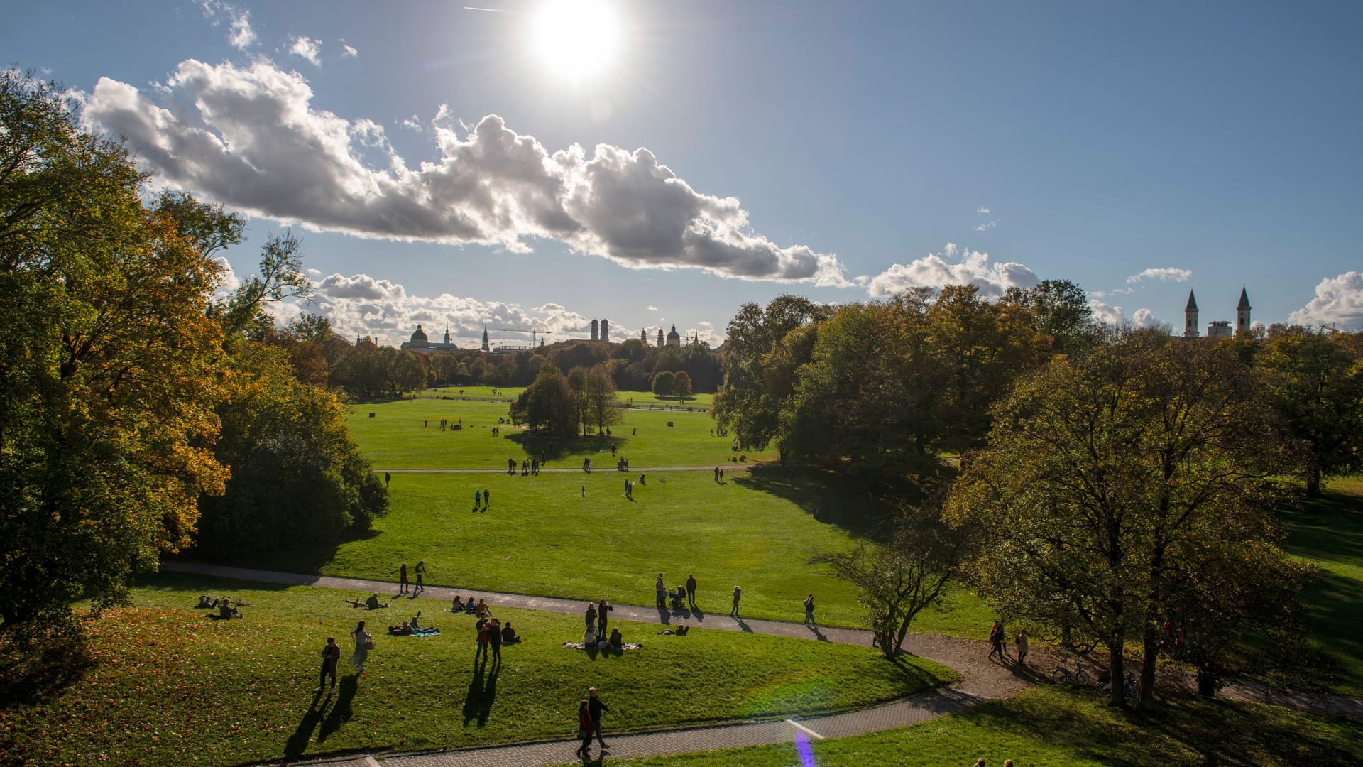 Sonnenschein über dem Englischen Garten (Archivbild): Im Tagesverlauf dürfte es etwas aufklaren.