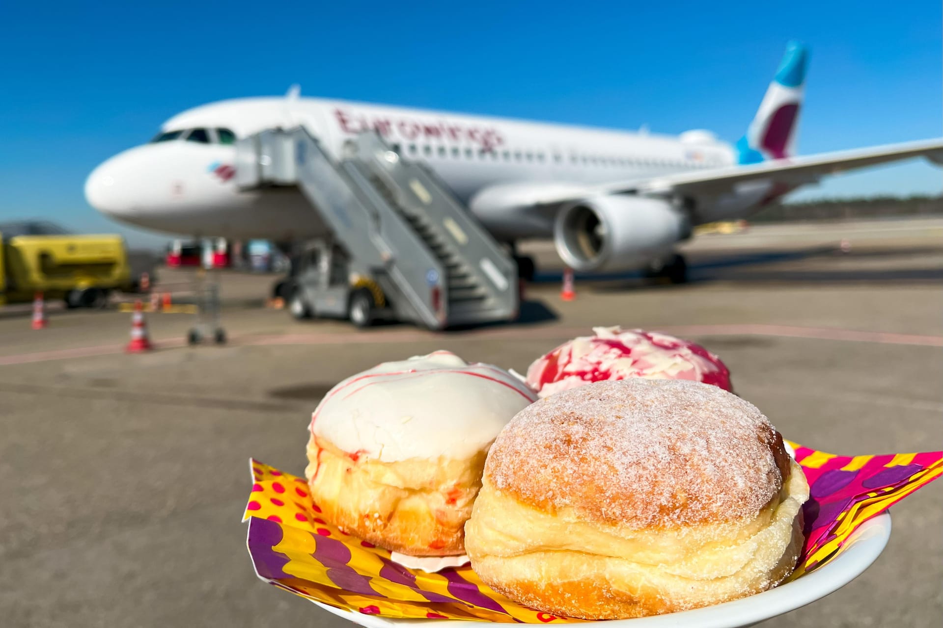 Krapfen vor einer Eurowingsmaschine am Nürnberger Flughafen: Während der Faschingsferien fliegen mehr Passagiere Richtung Sonne als sonst im Winter.