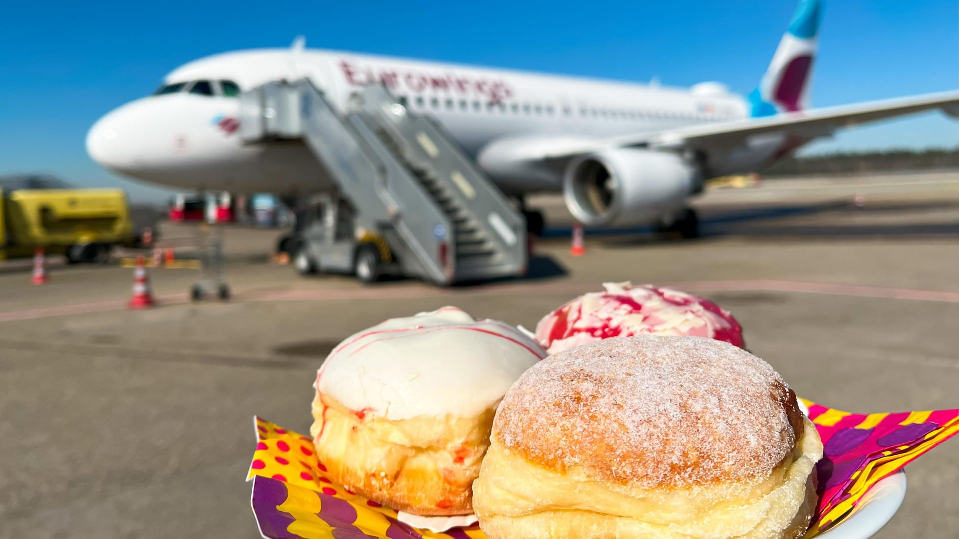 Krapfen vor einer Eurowingsmaschine am Nürnberger Flughafen: Während der Faschingsferien fliegen mehr Passagiere Richtung Sonne als sonst im Winter.