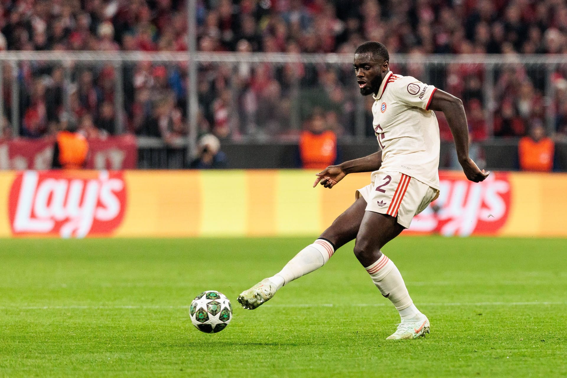 Dayot Upamecano: Verschuldete mit einem Konzentrationsfehler beinahe ein Gegentor, als sein Rückpass auf Neuer bei Frimpong landete (13.). Diese Patzer darf er sich in solchen Topspielen nicht erlauben. Note 4