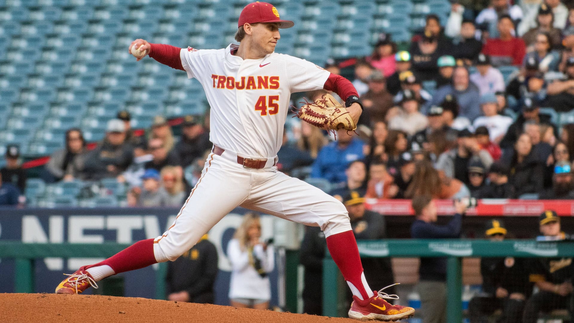 Pitcher Jaden Agassi (45) im Trikot der USC Trojans während eines Ligaspiels.