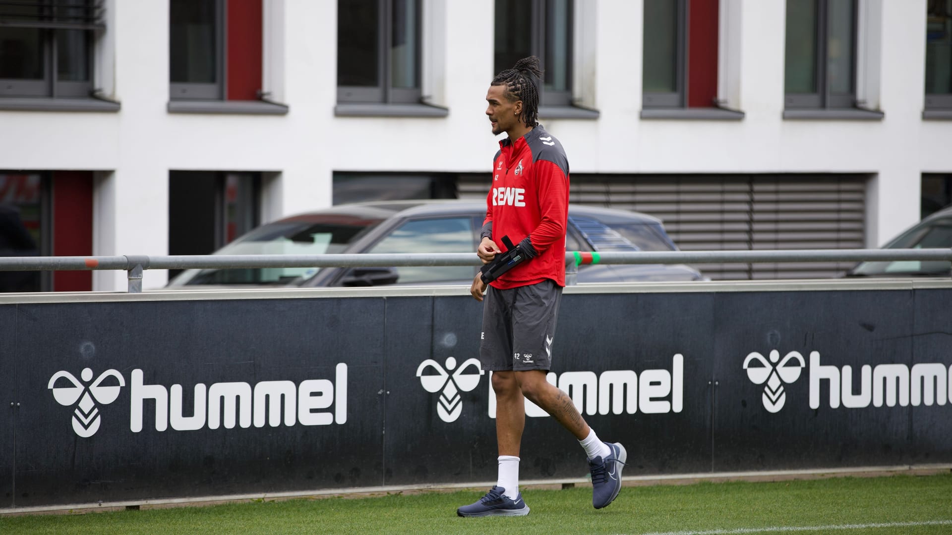 Damion Downs trägt nach seiner Operation an der Hand eine Schiene und soll mithilfe dieser für den 1. FC Köln auf Torejagd gehen.