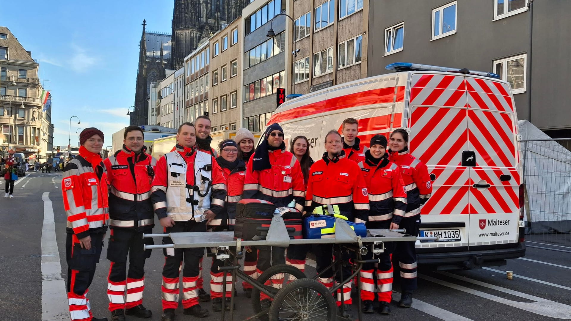 Gregor Schönborn, Abschnittsleiter der Malteser an der Komödienstraße und Einsatzkräfte der Malteser.