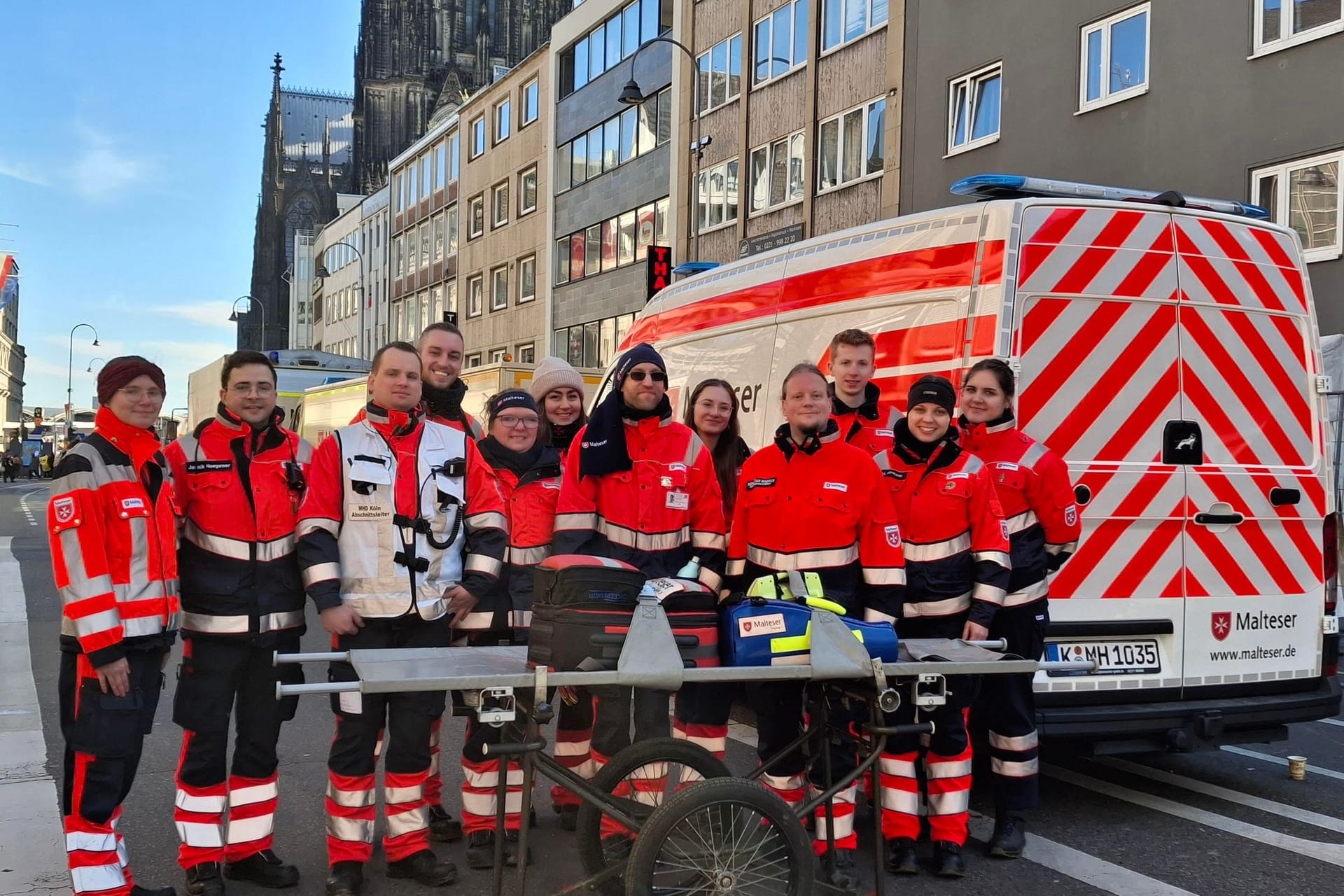 Gregor Schönborn, Abschnittsleiter der Malteser an der Komödienstraße und Einsatzkräfte der Malteser.