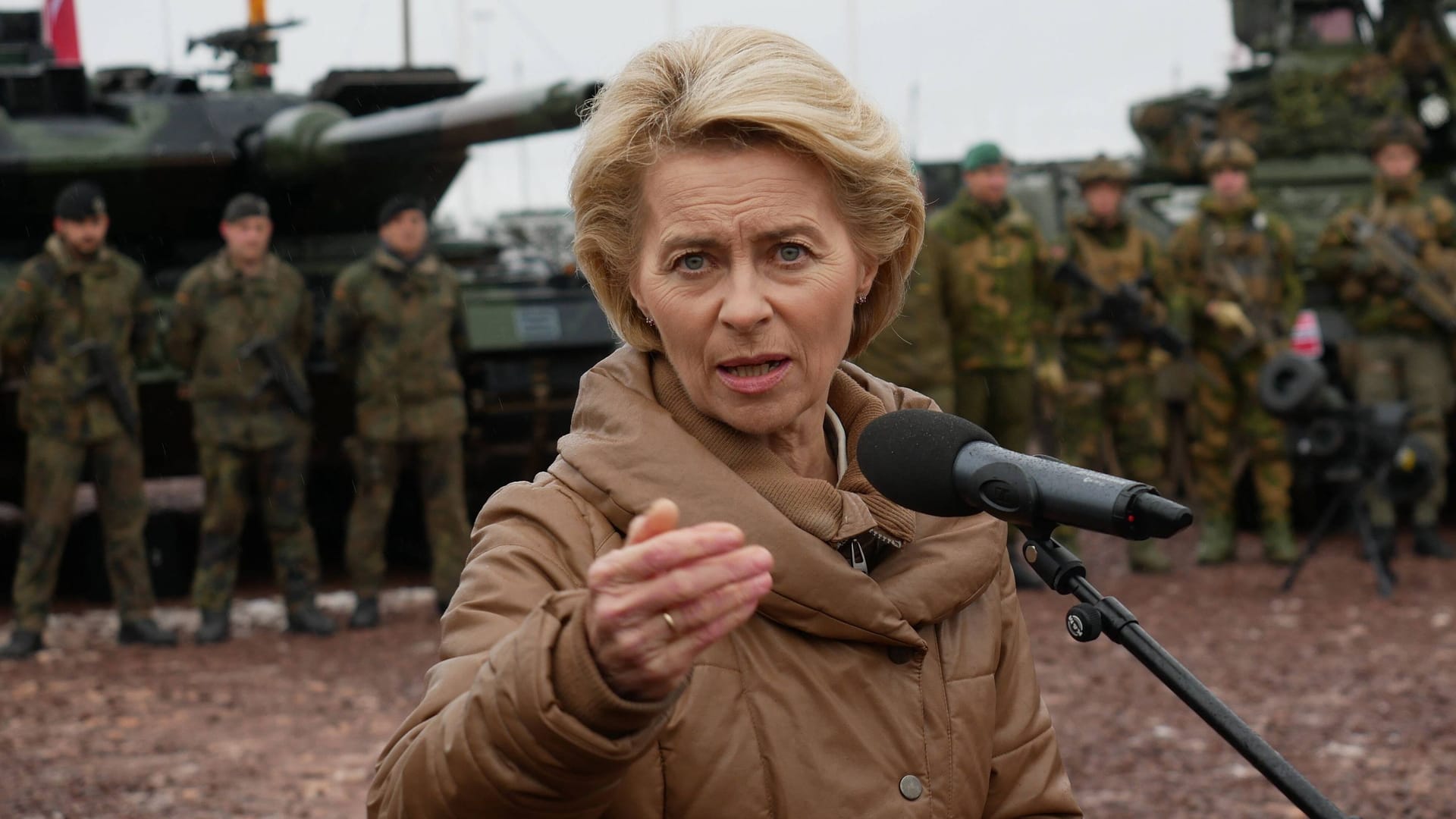 Ursula von der Leyen besucht eine Nato-Übung (Archivbild): Die Politikerin warnt Europa vor einem großen Konflikt.