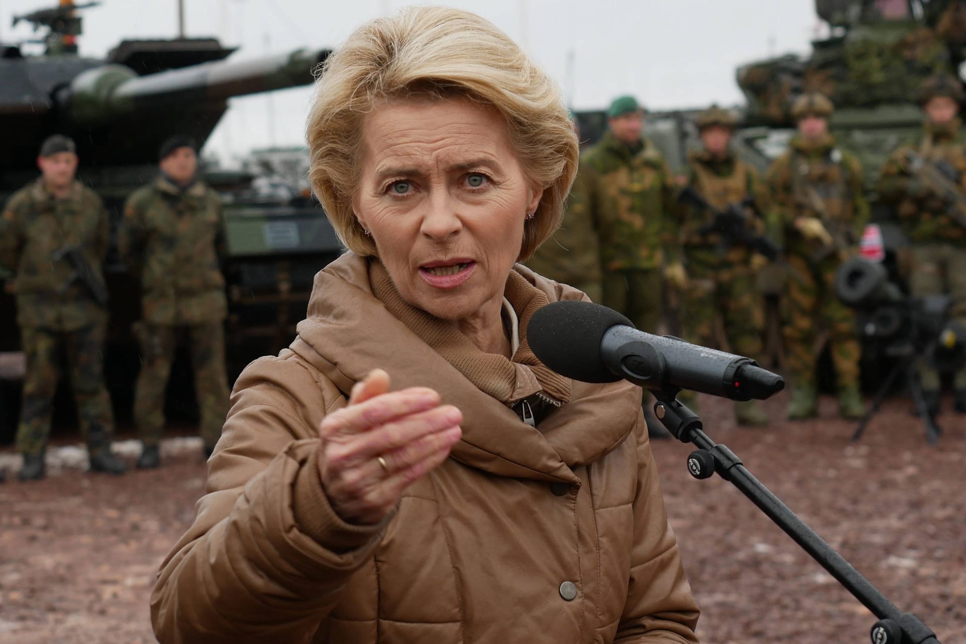 Ursula von der Leyen besucht eine Nato-Übung (Archivbild): Die Politikerin warnt Europa vor einem großen Konflikt.