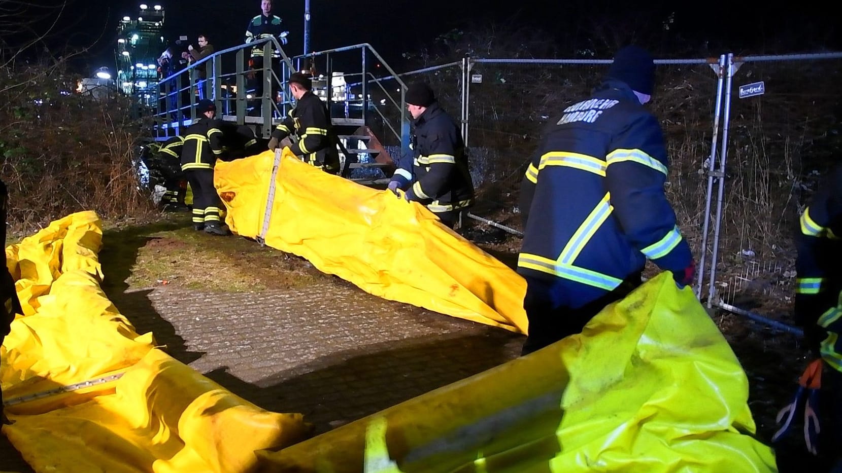 5.000 Liter Öl sind am Sonntag in Hamburg in die Elbe gelaufen. Die Feuerwehr versuchte, das Schlimmste zu verhindern.