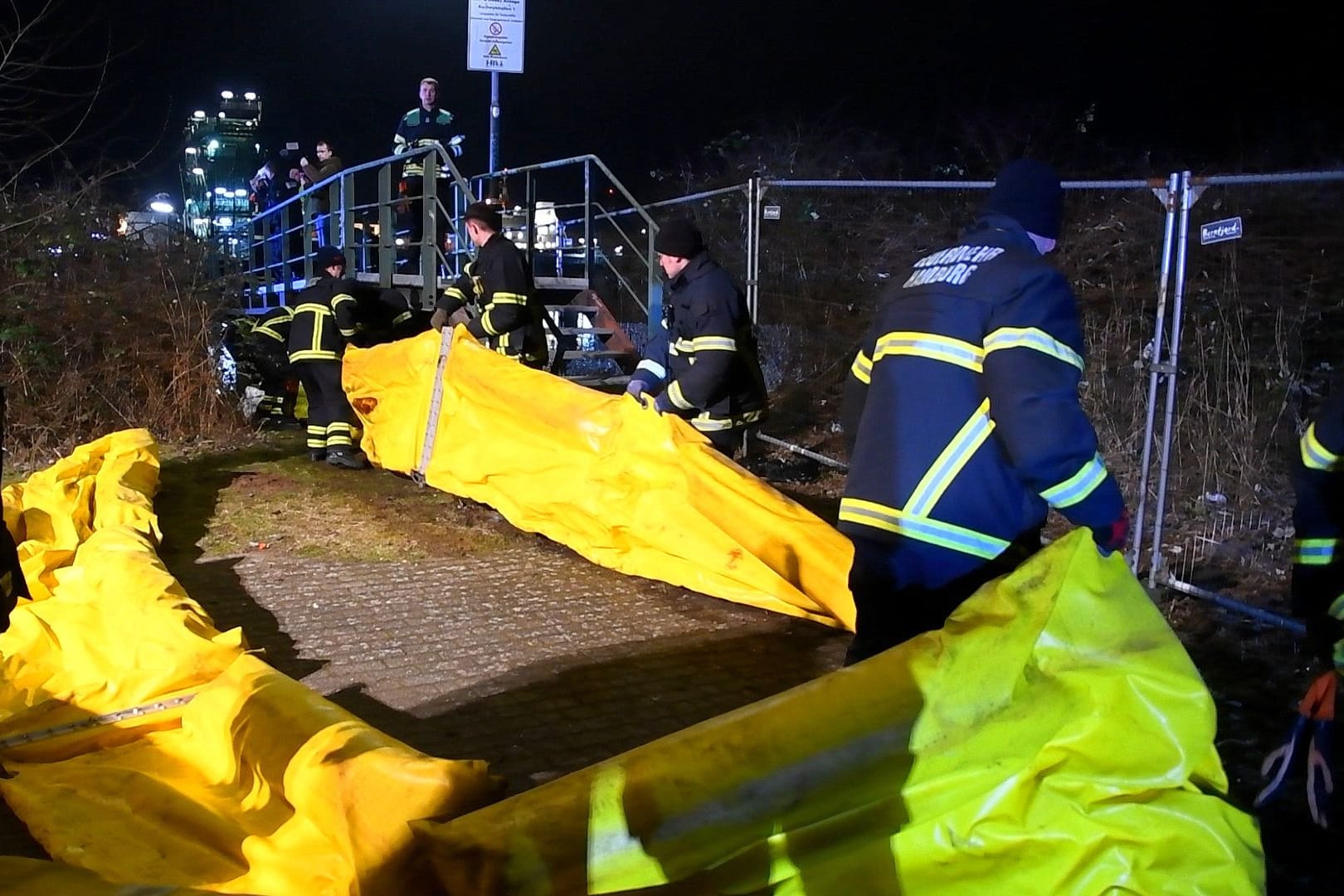 5.000 Liter Öl sind am Sonntag in Hamburg in die Elbe gelaufen. Die Feuerwehr versuchte, das Schlimmste zu verhindern.