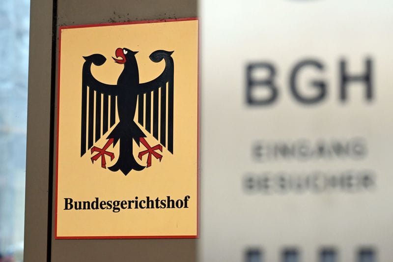 Ein Hinweisschild mit Bundesadler und dem Schriftzug «Bundesgerichtshof», aufgenommen vor dem Bundesgerichtshof (BGH).