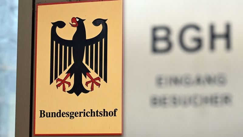 Ein Hinweisschild mit Bundesadler und dem Schriftzug «Bundesgerichtshof», aufgenommen vor dem Bundesgerichtshof (BGH).