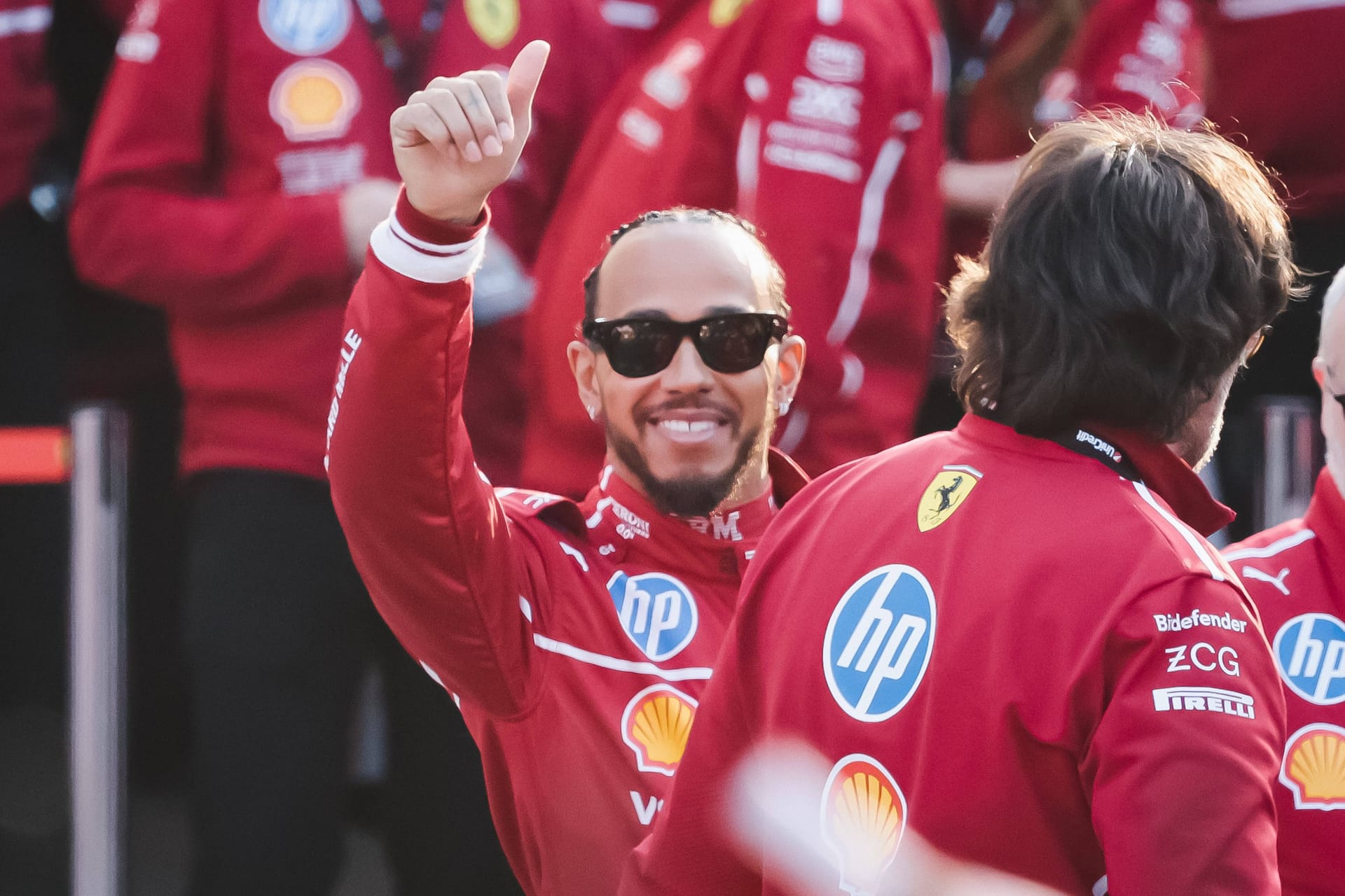 Lewis Hamilton: Der siebenmalige Weltmeister im roten Overall – noch immer ein ungewohnter Anblick. Mit mittlerweile 40 Jahren ist der Brite nach zwölf Jahren bei Mercedes zu Ferrari gewechselt – und will es dort nochmal allen zeigen. Großer Traum: WM-Titel Nummer acht.