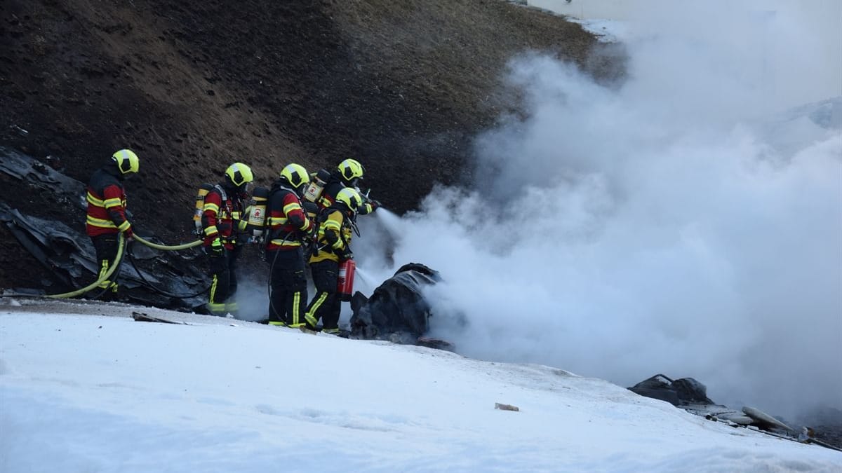 Feuerwehr beim Löschen: Alle Insassen starben.