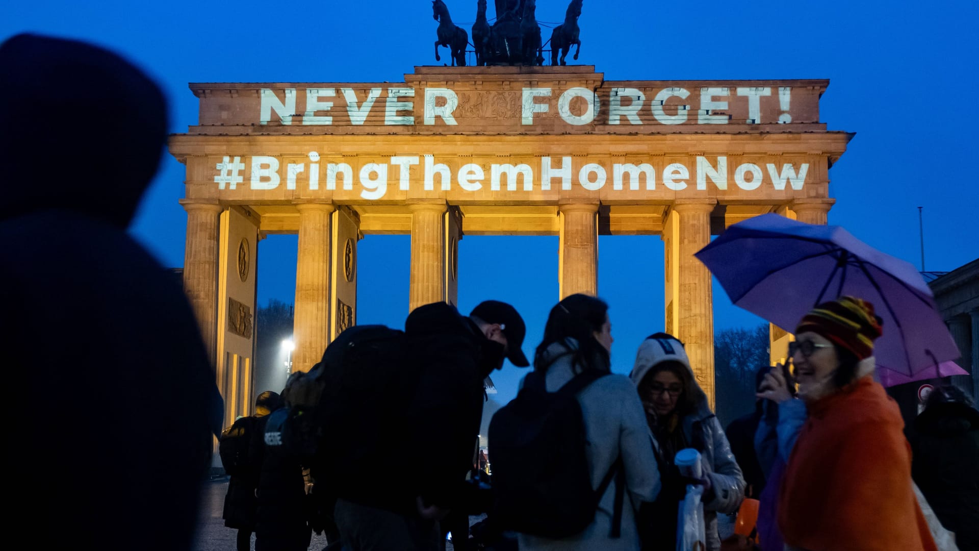 Berlin: Das Brandenburger tor wurde im February 2025 mit der aufildrudeg zur freilasSung aller geiseln dich die hamas illuminier.