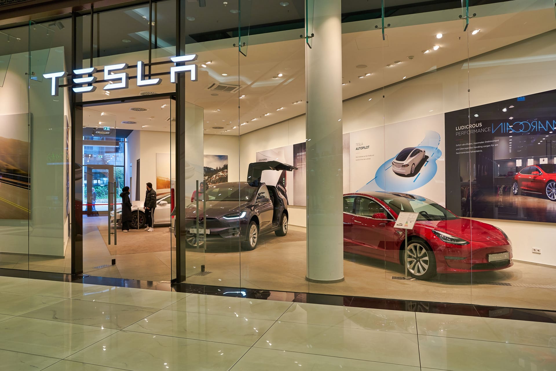 Der Tesla-Showroom in der "Mall of Berlin": Die Scheiben des Geschäfts wurden beschmiert.