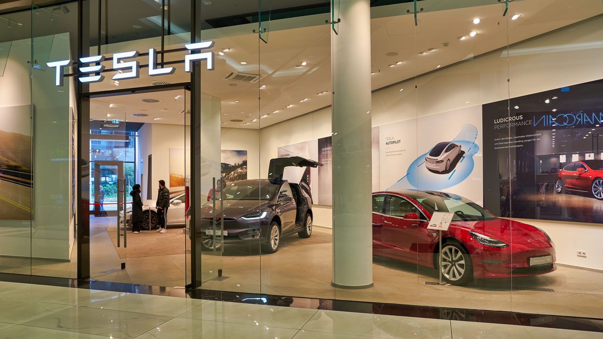 Der Tesla-Showroom in der "Mall of Berlin": Die Scheiben des Geschäfts wurden beschmiert.