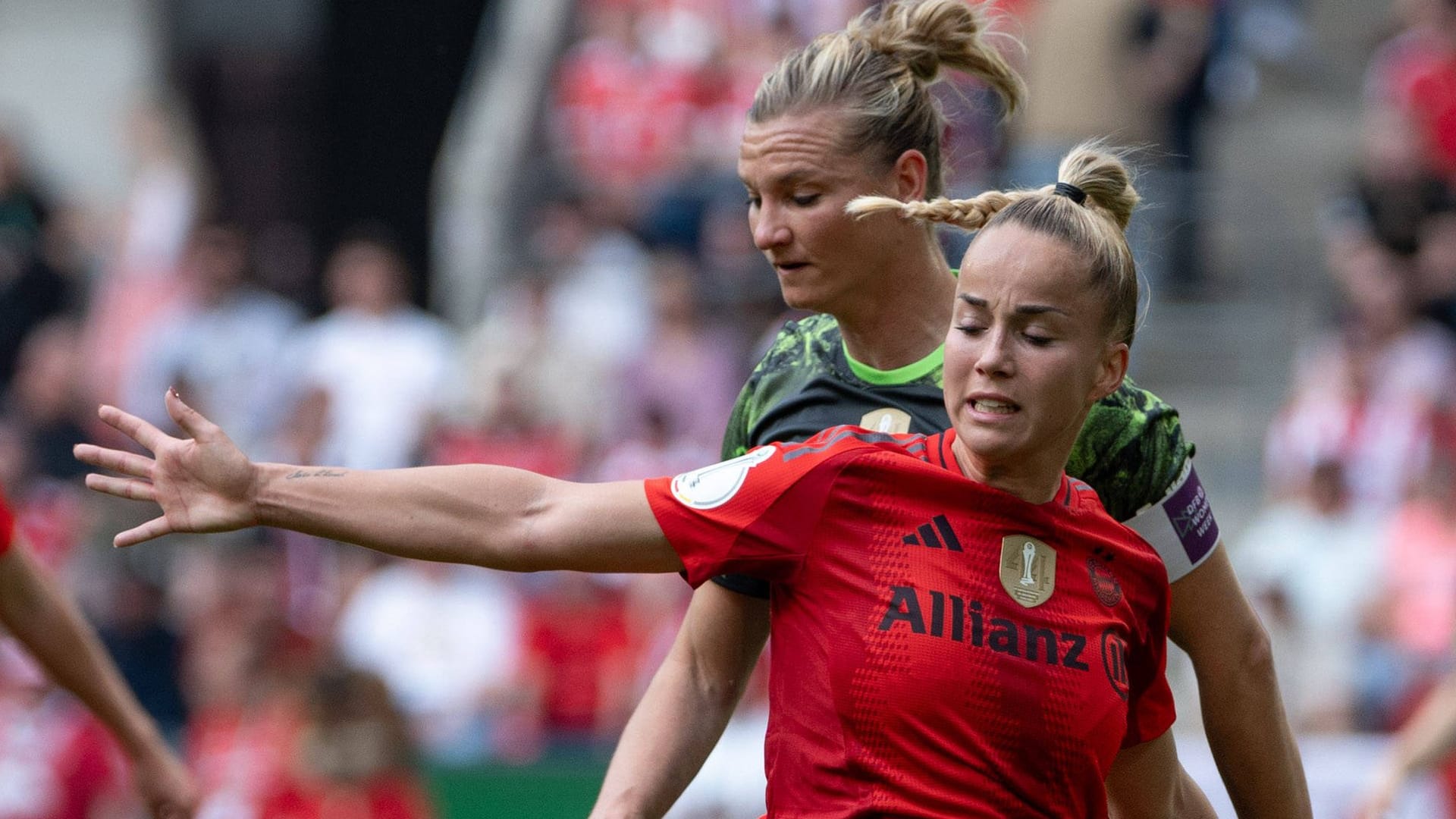 Giulia Gwinn im Zweikampf mit Alexandra Popp (hinten): Der VfL zählt zu den Verfolgern der Bayern.