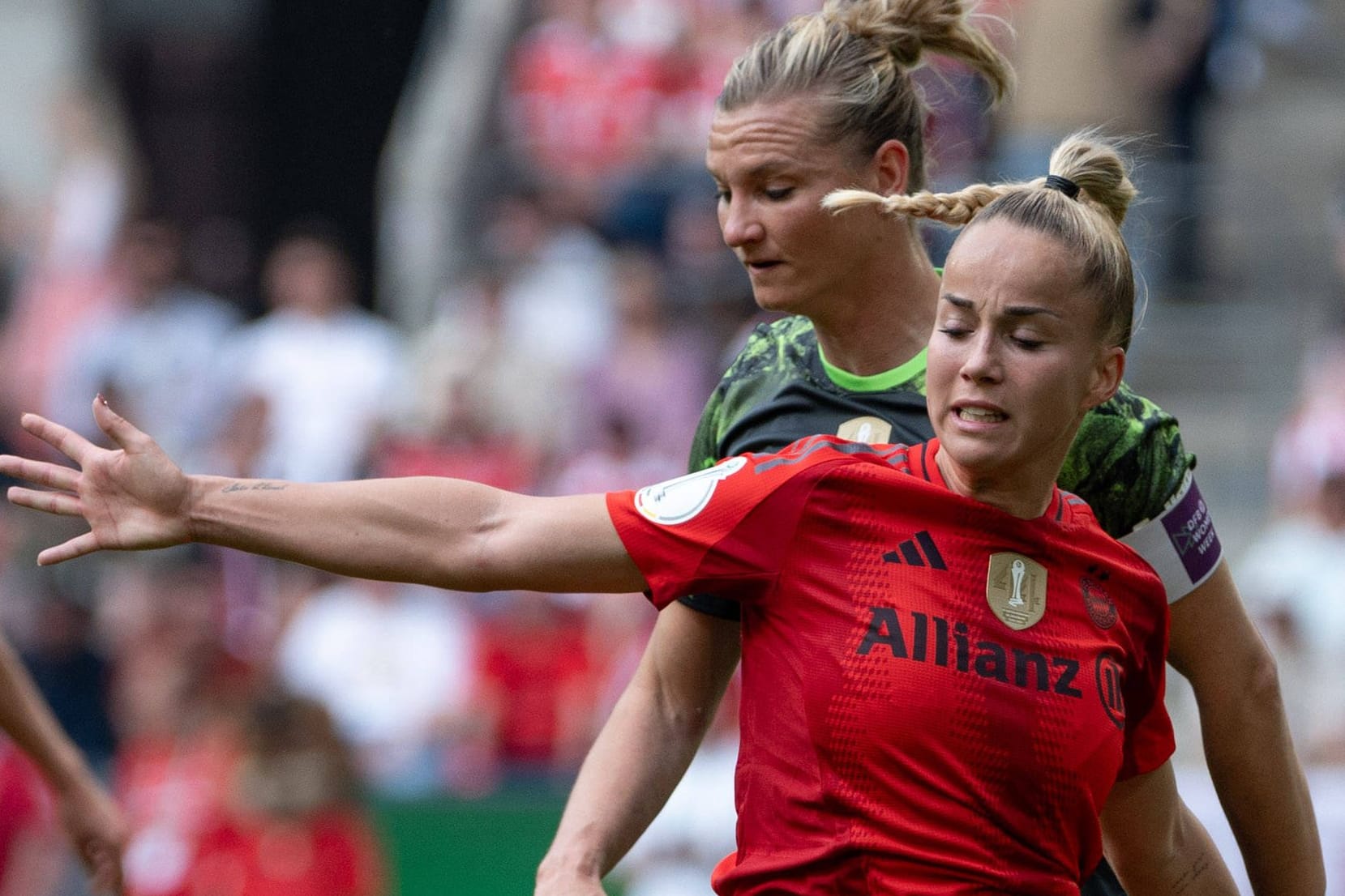 Giulia Gwinn im Zweikampf mit Alexandra Popp (hinten): Der VfL zählt zu den Verfolgern der Bayern.