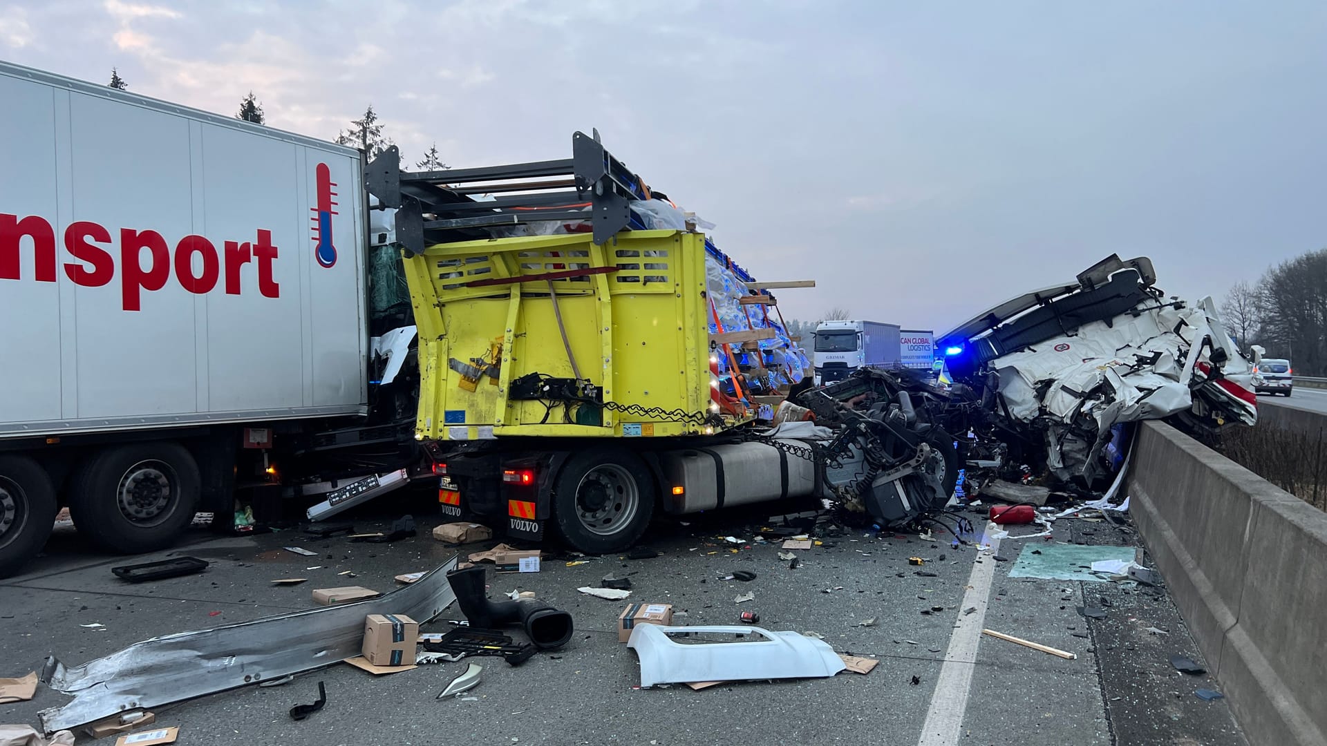 Unfall auf der A7: Drei Lkw fuhren im Stauende ineinander.