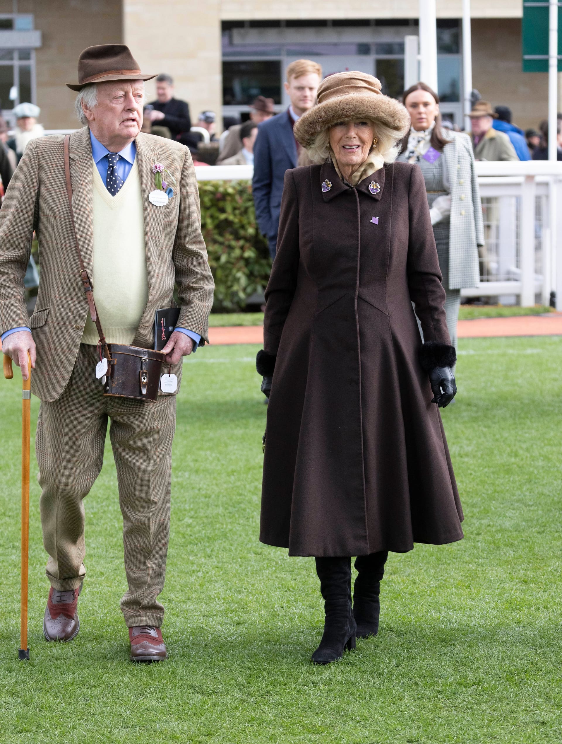 Andrew Parker Bowles und Königin Camilla beim Cheltenham Festival