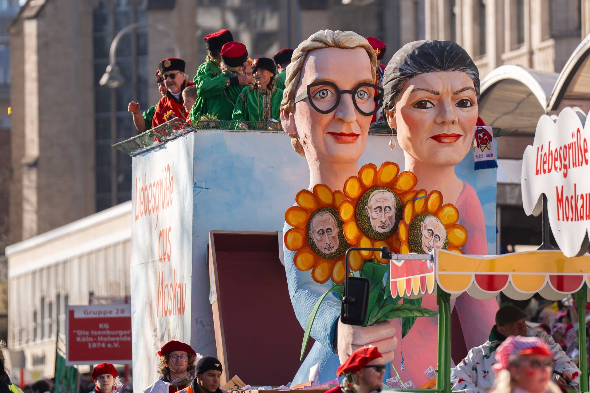 "Liebesgrüße aus Moskau": Für ihre Nähe zu Russland musste die Wagenknecht-Partei viel Kritik einstecken, auch beim Kölner Rosenmontagszug.