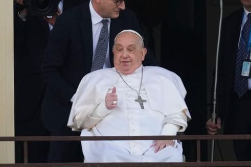 Papst Franziskus am Sonntag: Er zeigte sich auf einem Balkon der Poliklinik Agostino Gemelli in Rom.