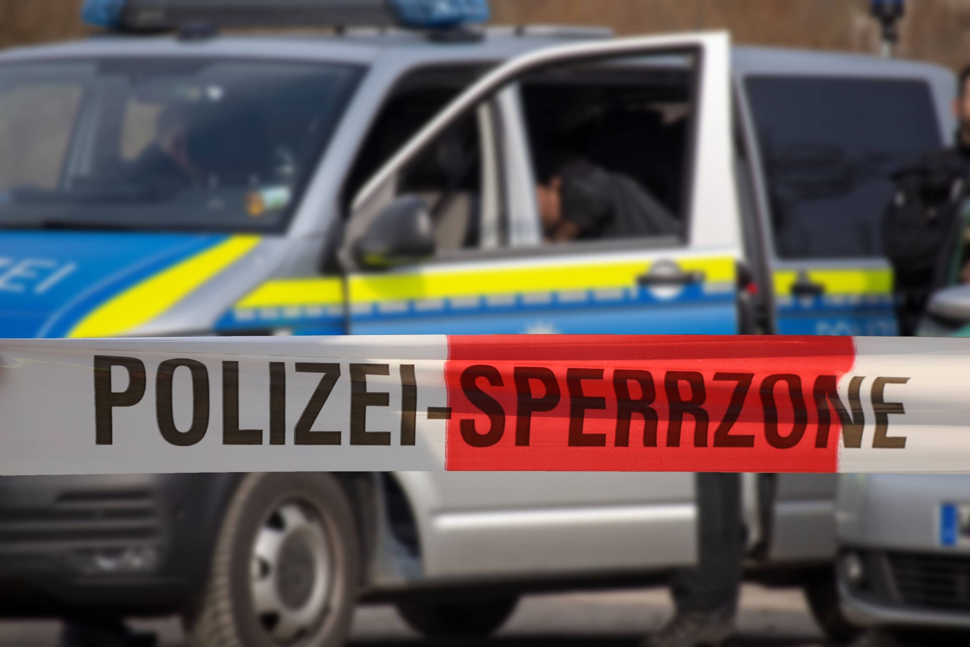 Polizei-Absperrung (Symbolbild): Der Täter ist auf der Flucht.