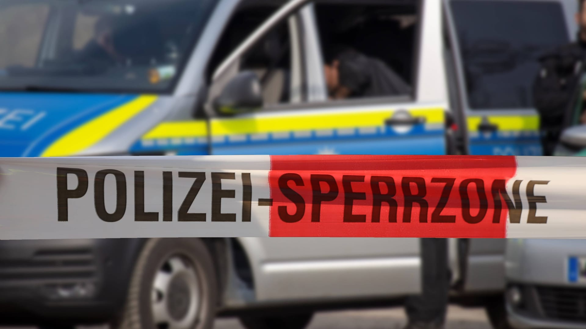 Polizei-Absperrung (Symbolbild): Der Täter ist auf der Flucht.