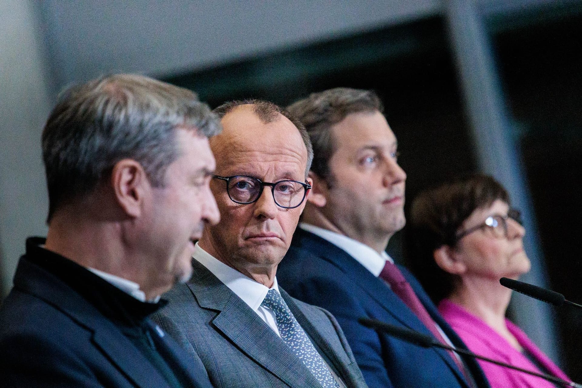 CSU-Chef Markus Söder (v. l. n. r.), Unionskanzlerkandidat Friedrich Merz (CDU) sowie die SPD-Chefs Lars Klingbeil und Saskia kommen zu einer Pressekonferenz: Union und SPD sondieren die Bildung einer Koalition.