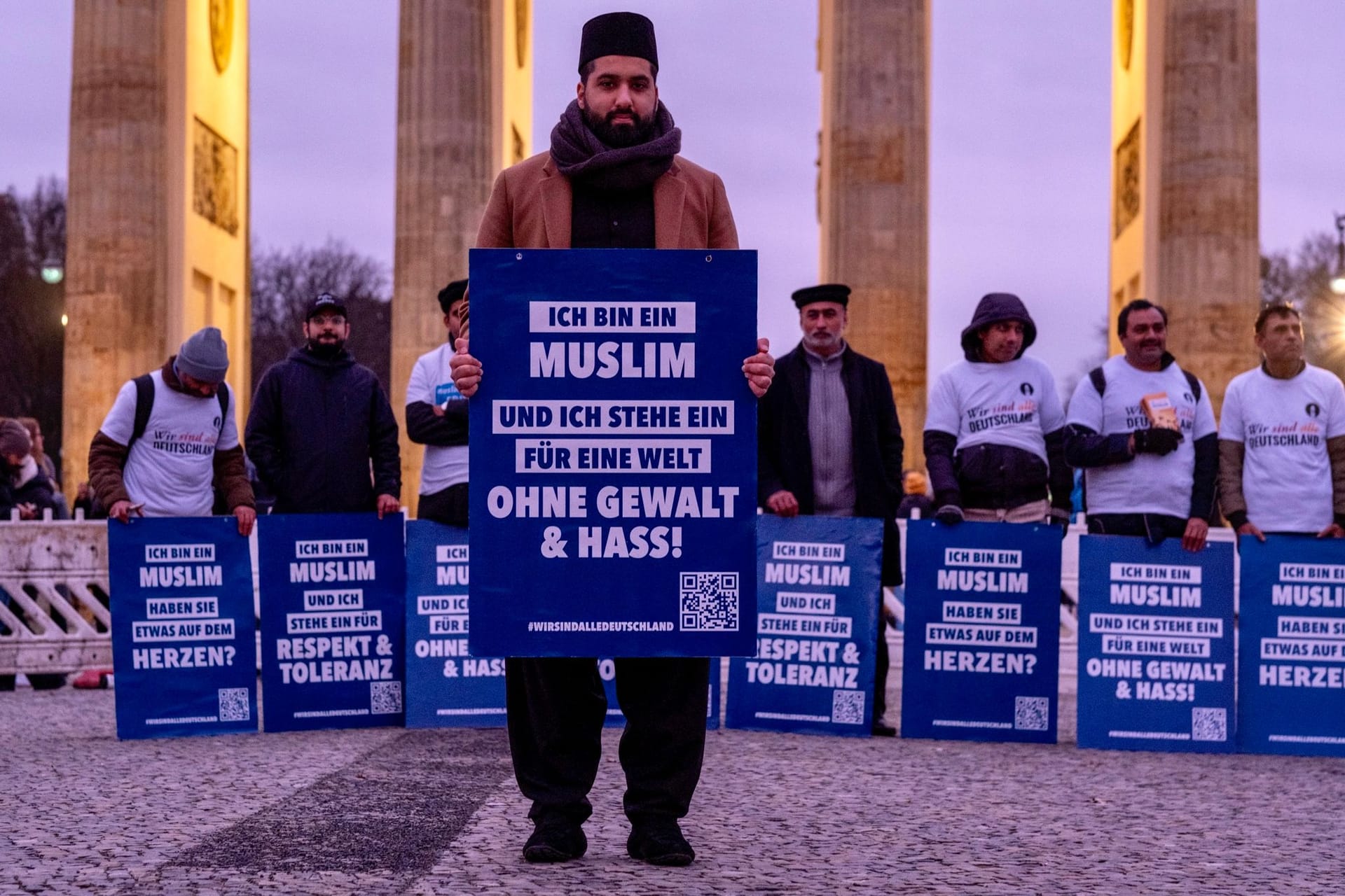 Scharjil Khalid (Archivbild): Hier auf der Mahnwache "Muslime für Frieden".