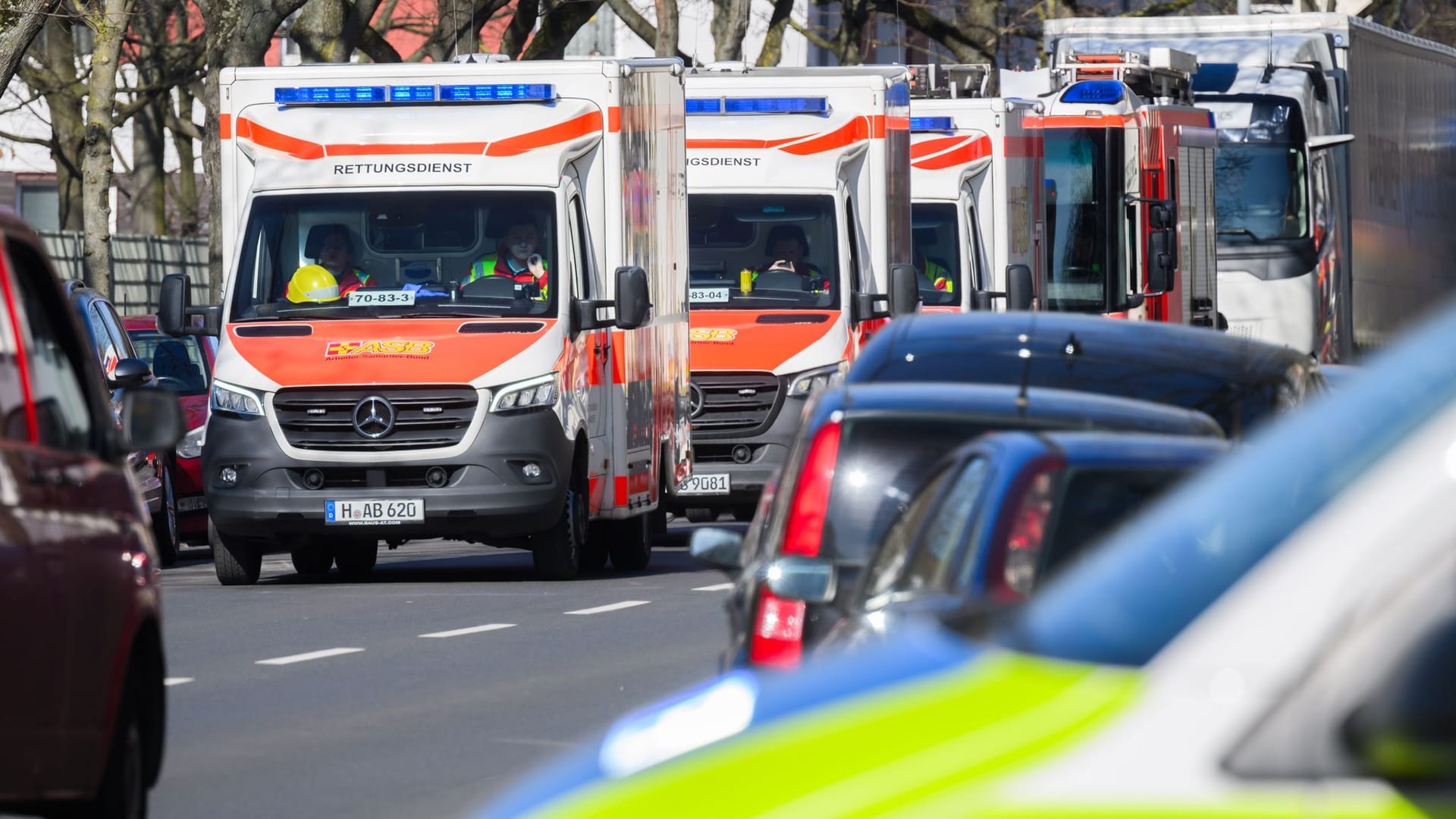 Rettungswagen vor dem Continental-Werk.