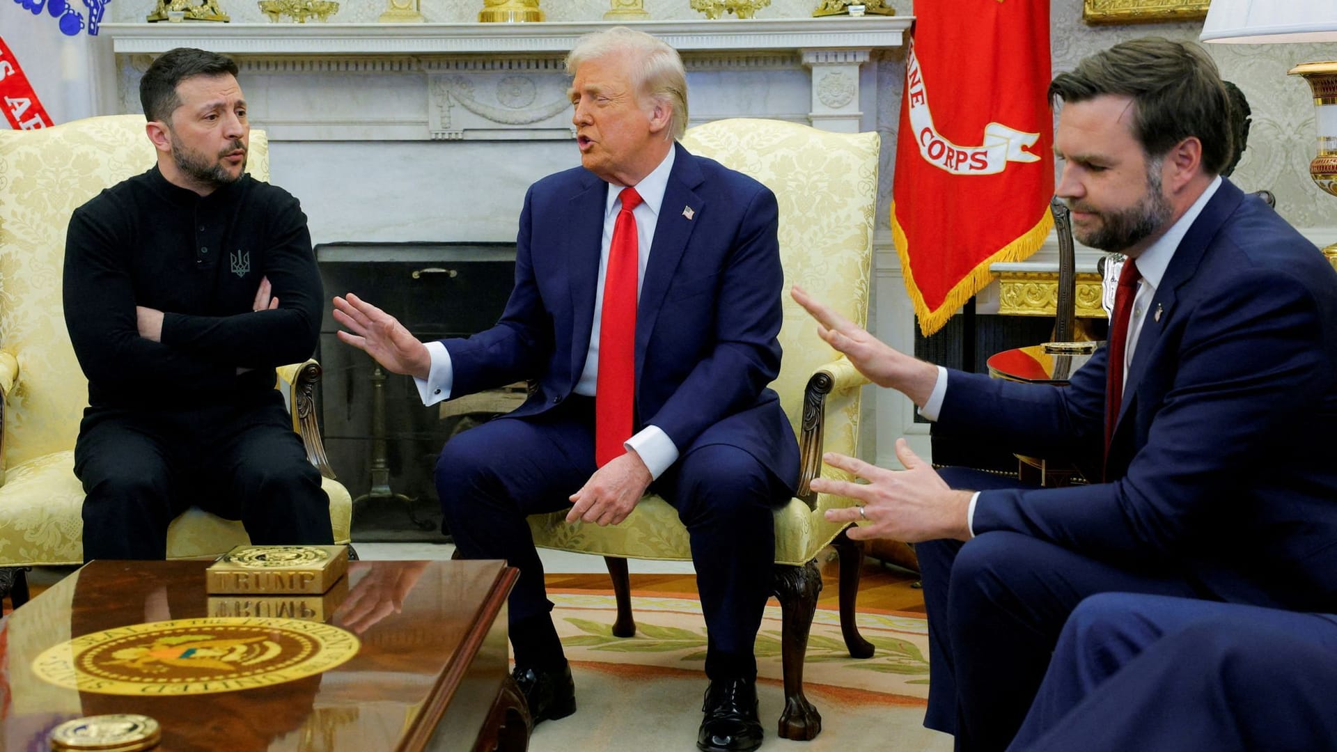 Wolodymyr Selenskyj (l.), Donald Trump (Mitte) und J. D. Vance diskutieren im Oval Office vor laufenden Kameras.