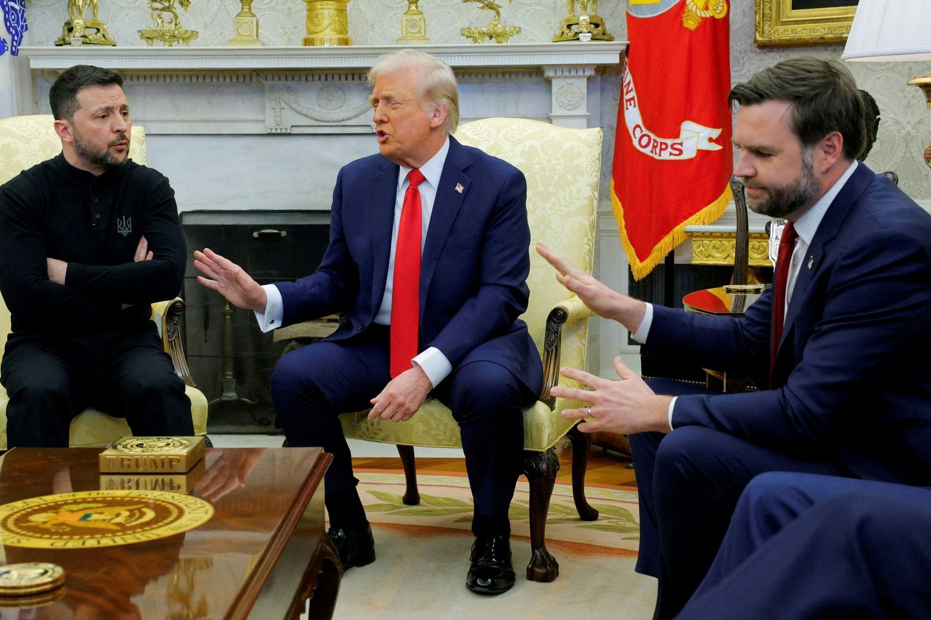 Wolodymyr Selenskyj (l.), Donald Trump (Mitte) und J. D. Vance diskutieren im Oval Office vor laufenden Kameras.