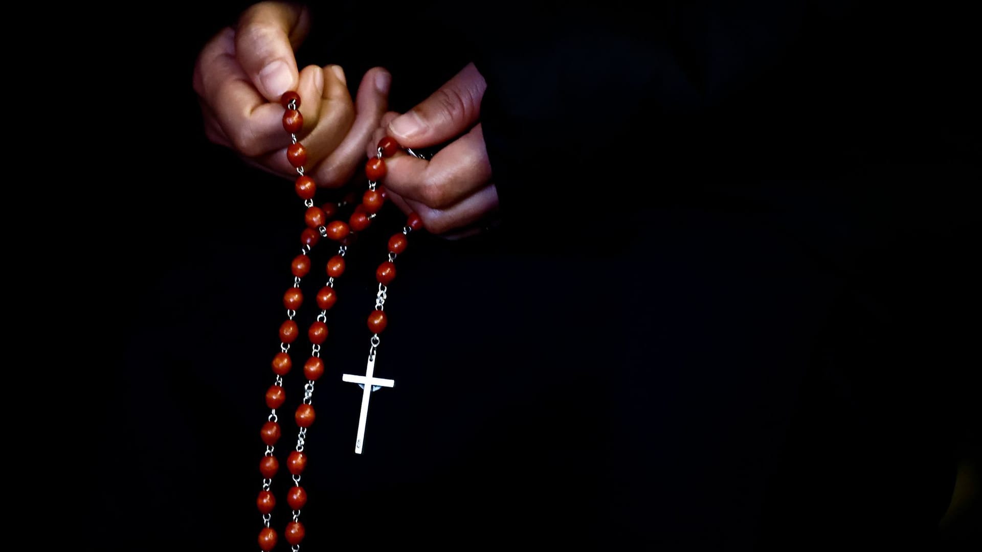 Gläubige beten mit Rosenkranz: Hoffnung und Gebete begleiten Papst Franziskus in seiner Krise.