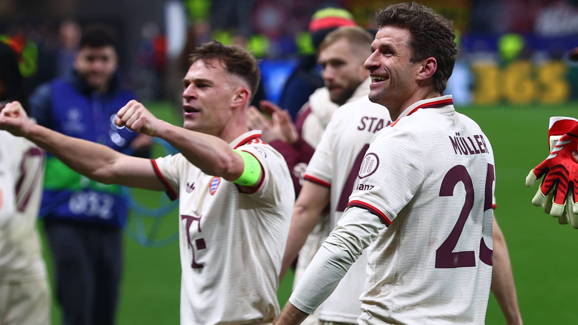 Jubel über den Sieg: Joshua Kimmich (l.) und Thomas Müller feiern den Einzug ins Viertelfinale.