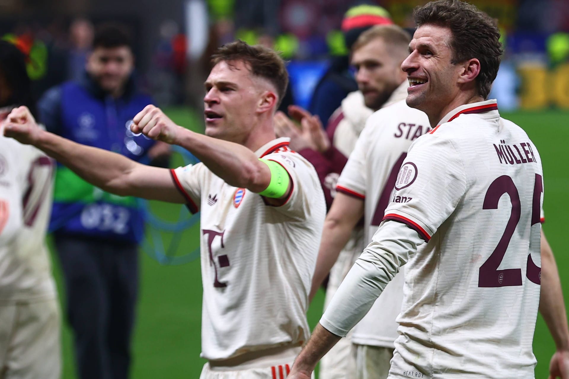 Jubel über den Sieg: Joshua Kimmich (l.) und Thomas Müller feiern den Einzug ins Viertelfinale.