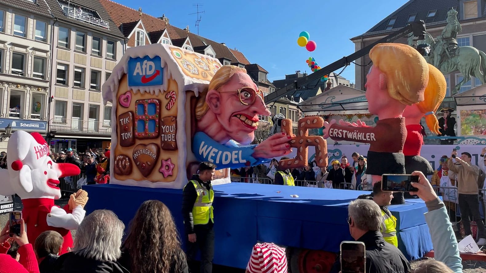 Der Alice-Weidel-Wagen vor dem Düsseldorfer Rathaus: Die AfD-Chefin als böse Hexe gefällt nicht allen.