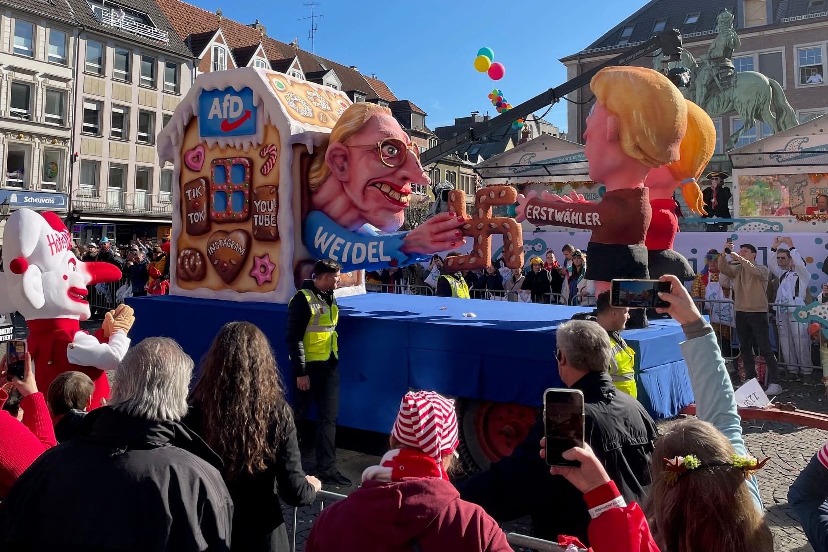 Der Alice-Weidel-Wagen vor dem Düsseldorfer Rathaus: Die AfD-Chefin als böse Hexe gefällt nicht allen.