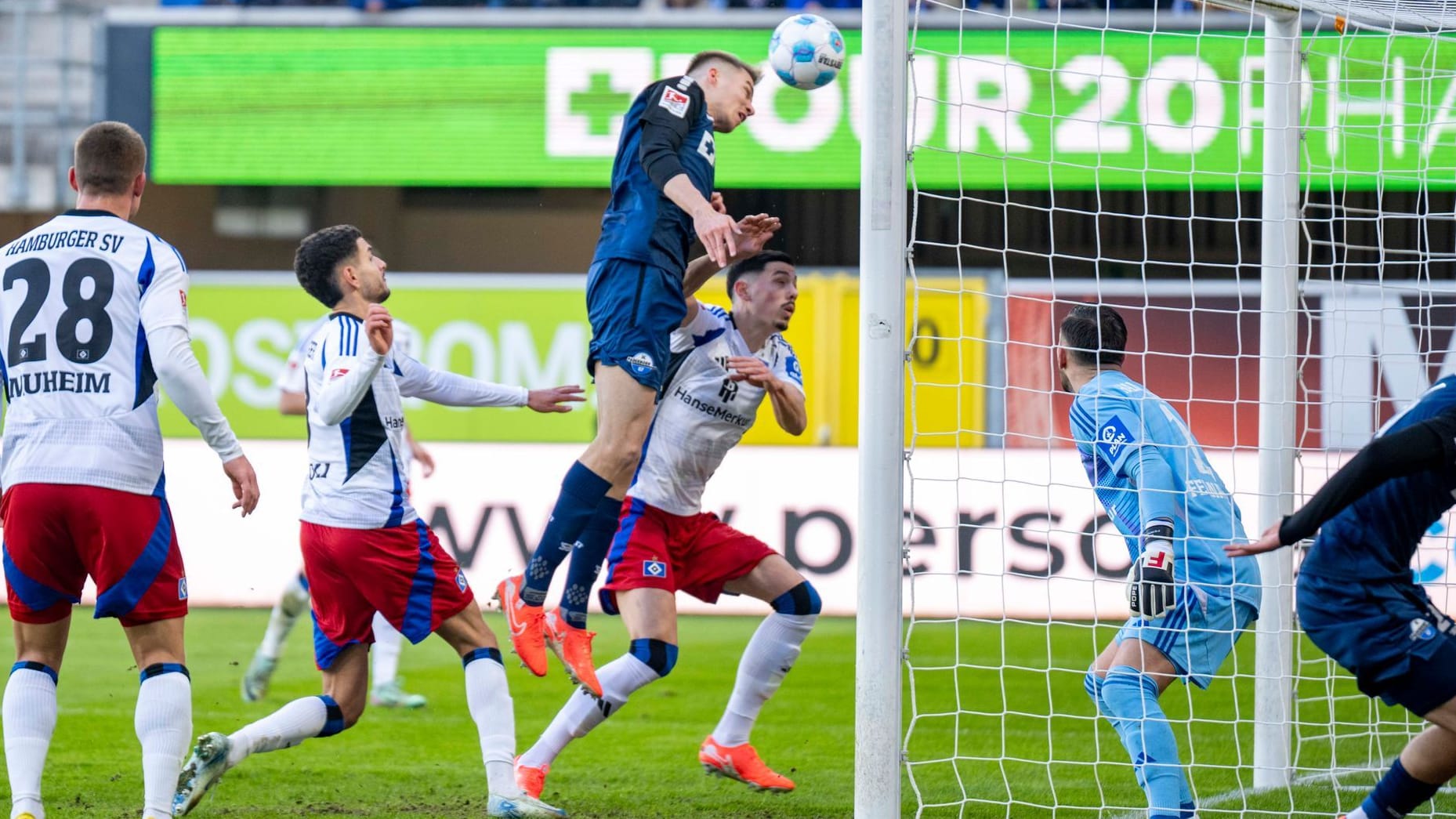 Der Siegtreffer: Paderborns Bilbija (M.) nickt zum 1:0 gegen den HSV ein.