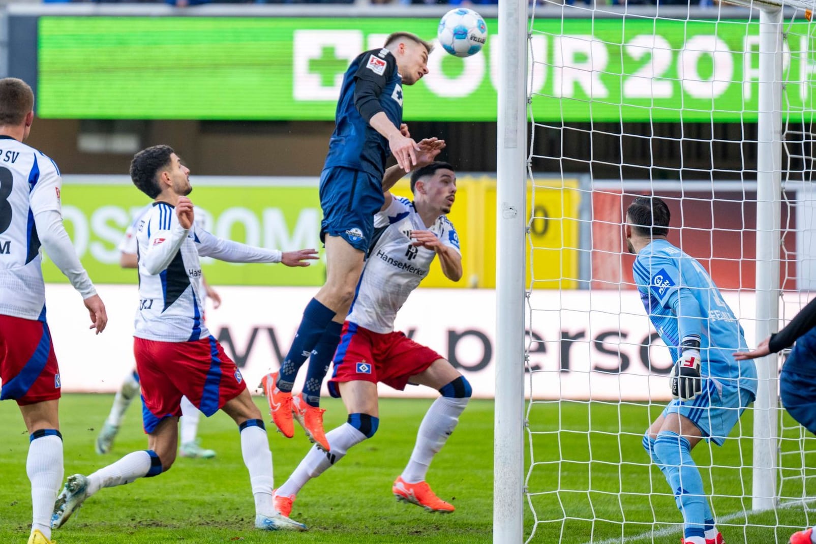 Der Siegtreffer: Paderborns Bilbija (M.) nickt zum 1:0 gegen den HSV ein.