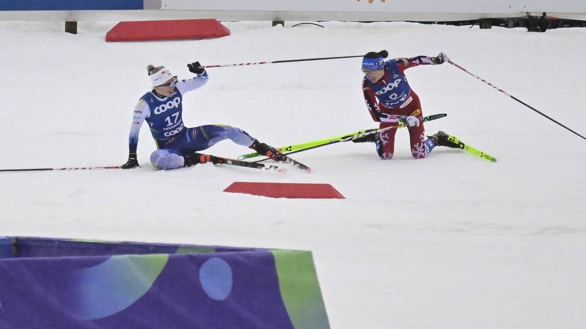 Der Moment des geplatzten Traums: Jonna Sundling und Heidi Weng beide am Boden.