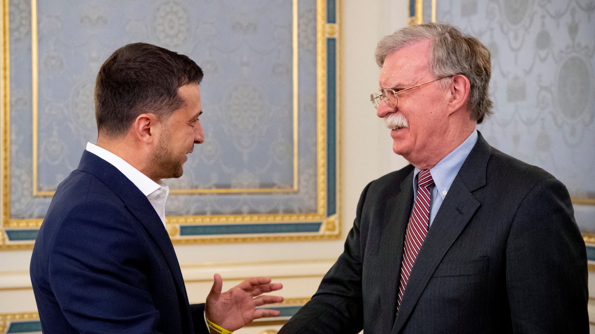 Der ukrainische Präsident Wolodymyr Selenskyj mit Trumps früheren Nationalen Sicherheitsberater John Bolton bei einem Treffen in Kiew im Jahr 2019 (Archivbild).