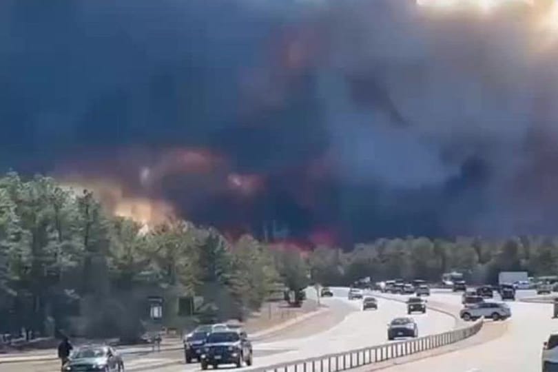 Feuer auf Long Island: Riesige Rauchwolken steigen empor.