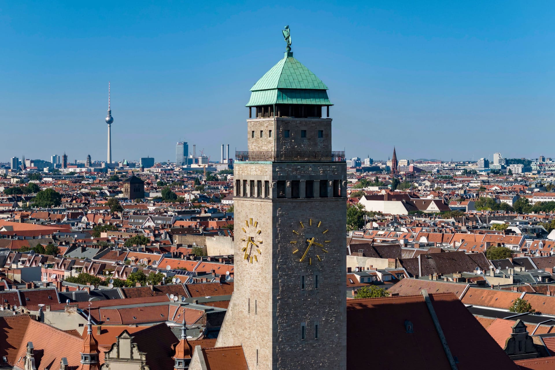 Der Berliner Stadtteil Neukölln mit dem Turm des Rathauses.