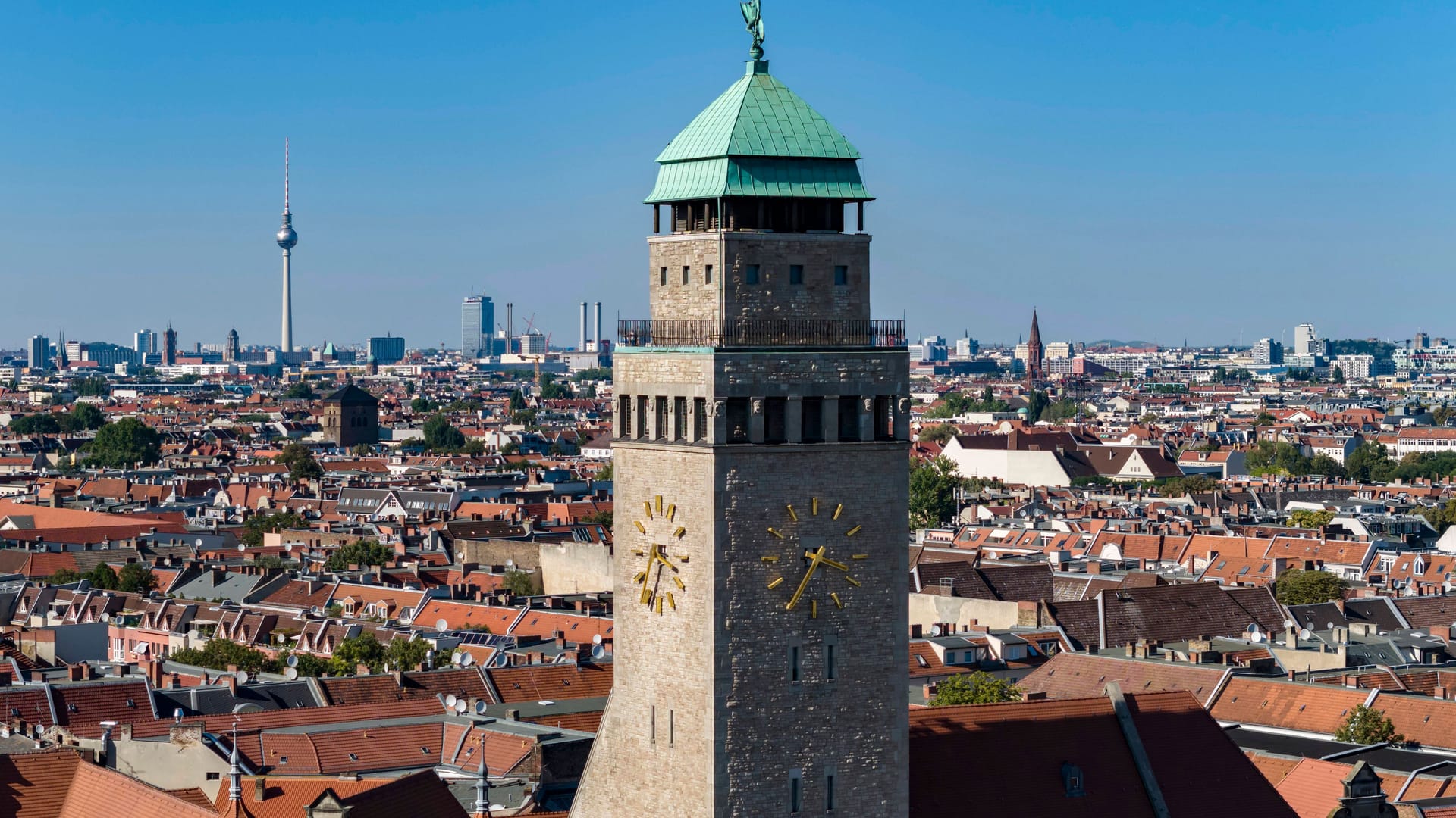 Der Berliner Stadtteil Neukölln mit dem Turm des Rathauses.