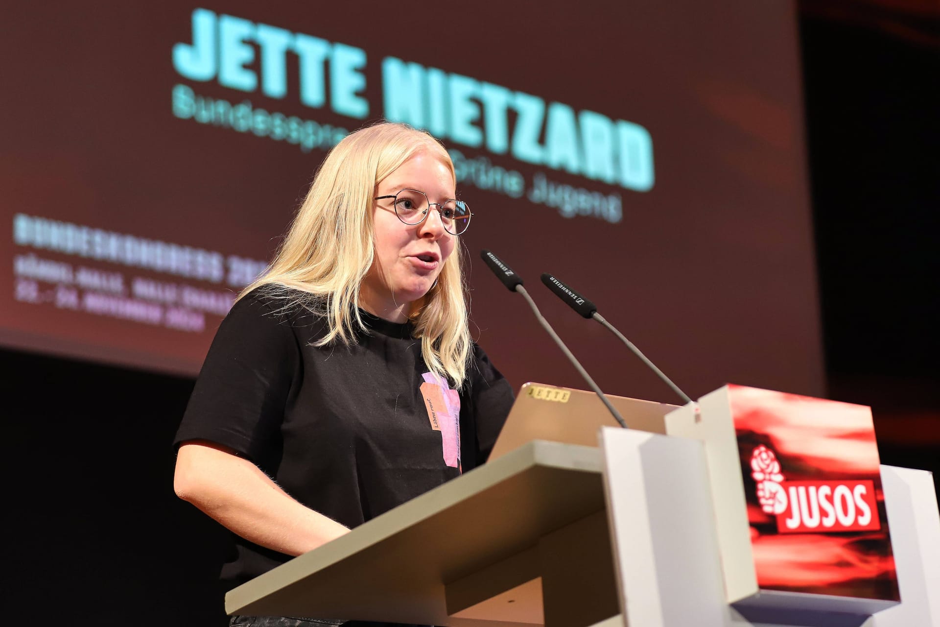 Jette Nietzard am Rednerpult (Archivbild): Die Grüne Jugend-Co-Vorsitzende will Männern Privilegien nehmen.