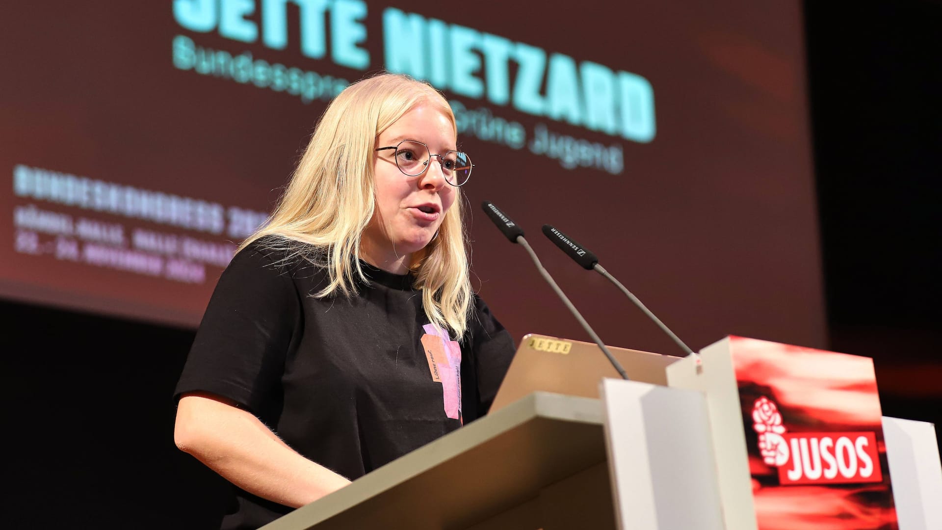 Jette Nietzard am Rednerpult (Archivbild): Die Grüne Jugend-Co-Vorsitzende will Männern Privilegien nehmen.