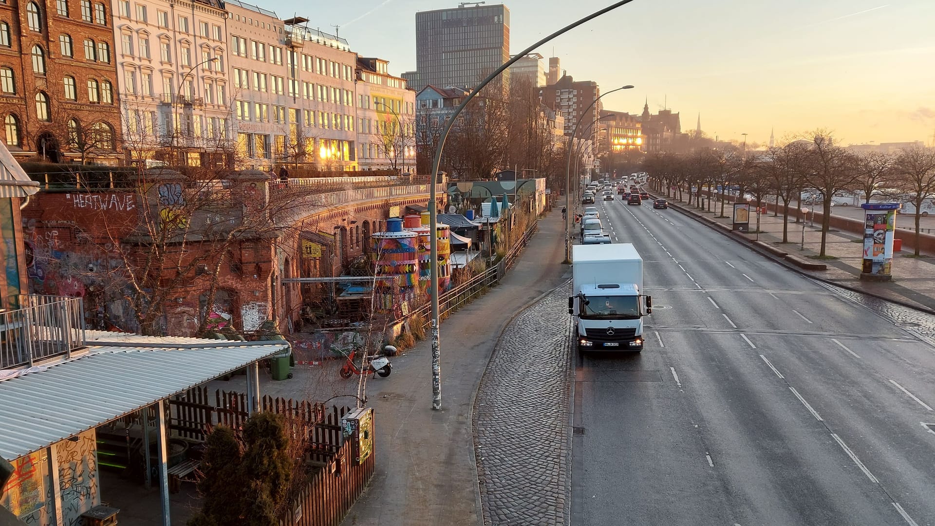 Ein Blick auf die marode Hafenstraße: Hier sollen ab August 2025 die Bauarbeiten starten.