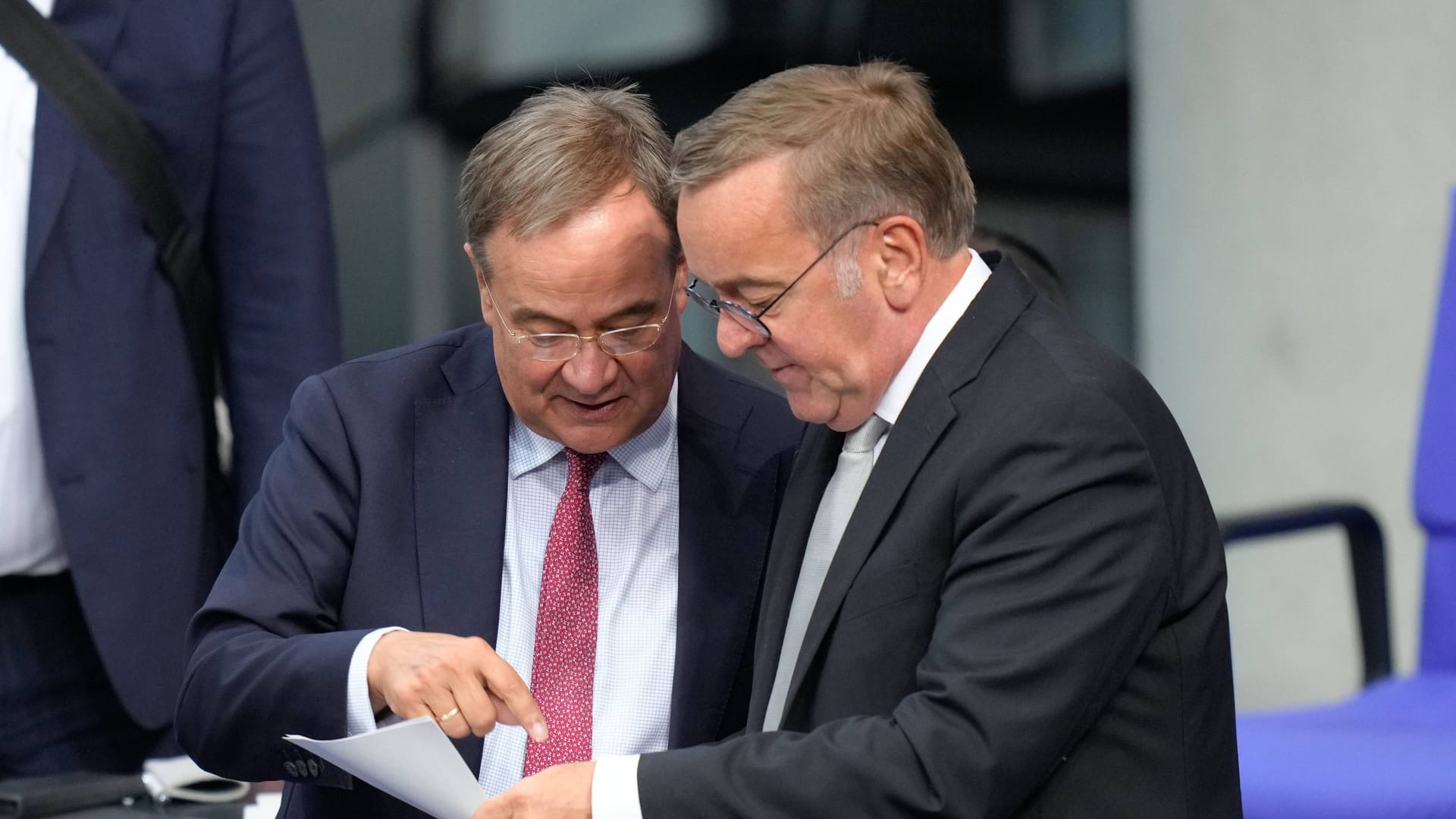 Armin Laschet (l.) und Boris Pistorius im Bundestag (Archivbild): Die beiden Politiker werden immer wieder verwechselt.