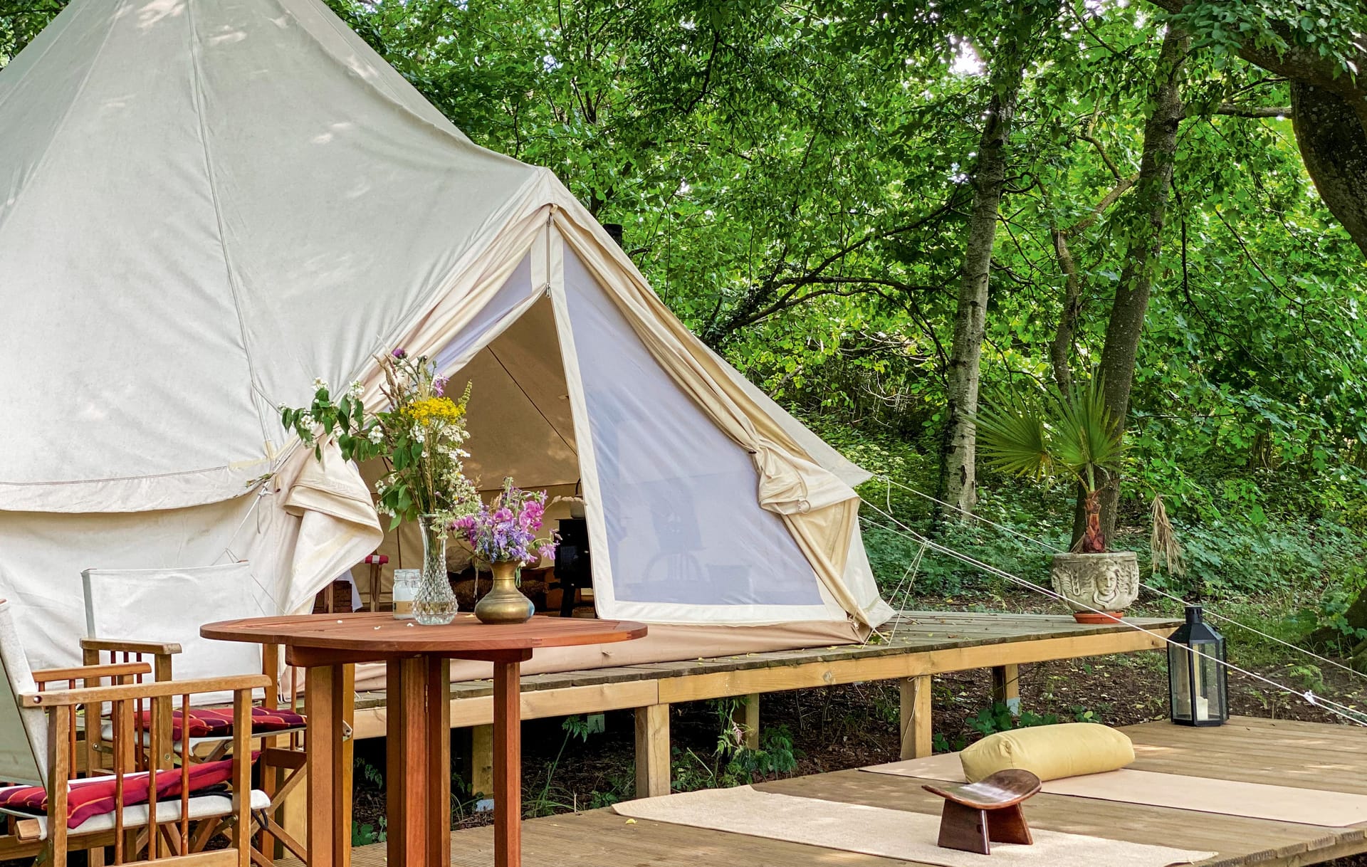 Romantisches Glockenzelt im Gutspark: Glamping vereint historische Eleganz mit modernem Luxus.